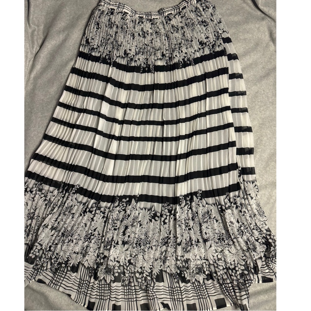 VTG 2X Maxi Pleated Floral Flow-y Skirt